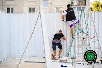 Szerelő a létrán a telepítés alatt