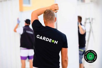 A szerelő GARDEON pólóban