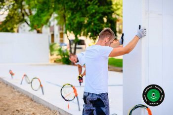 Panelek szerelése a kábelek helyén