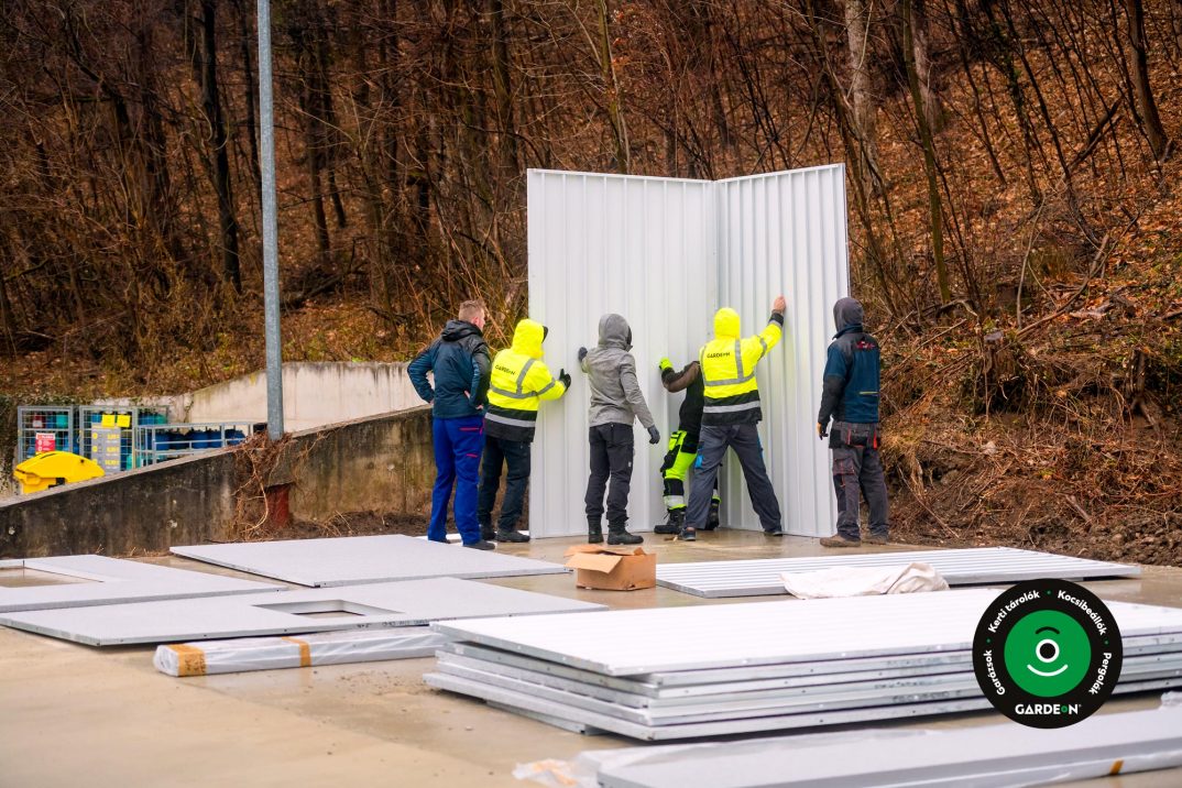 A szerelők telepítik a garázs falait