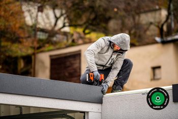 A szerelő fúrja az attikát