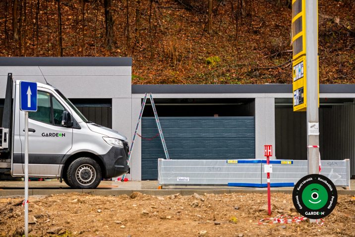 GARDEON teherautó egy sorgarázsnál