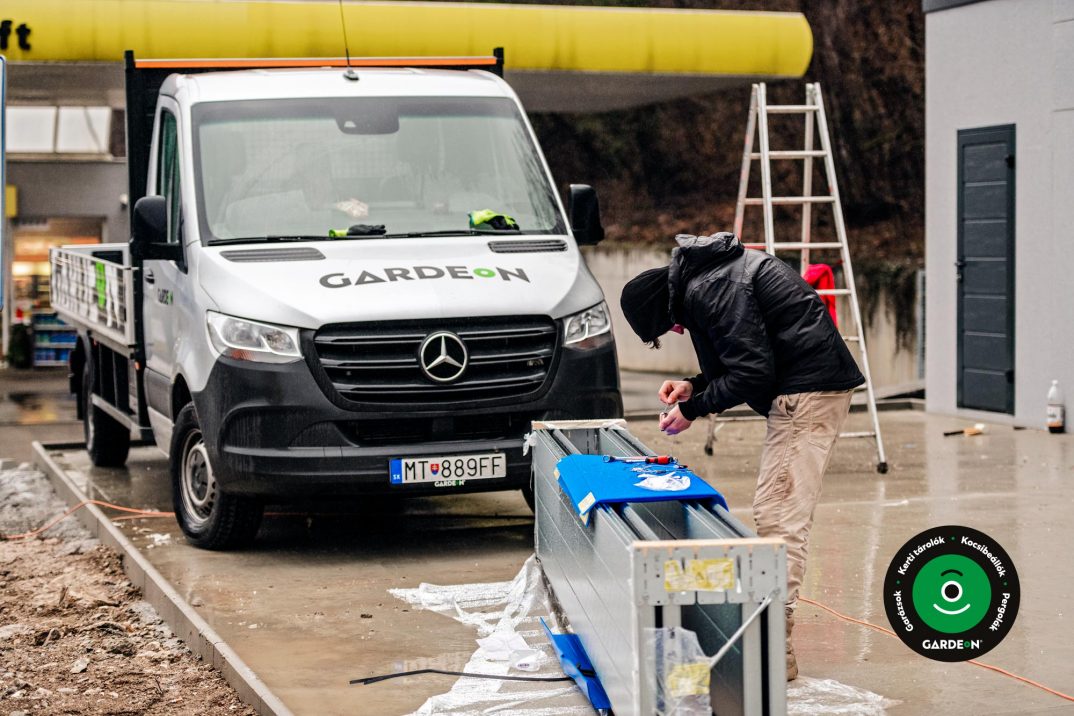 Szerelő a GARDEON teherautónál