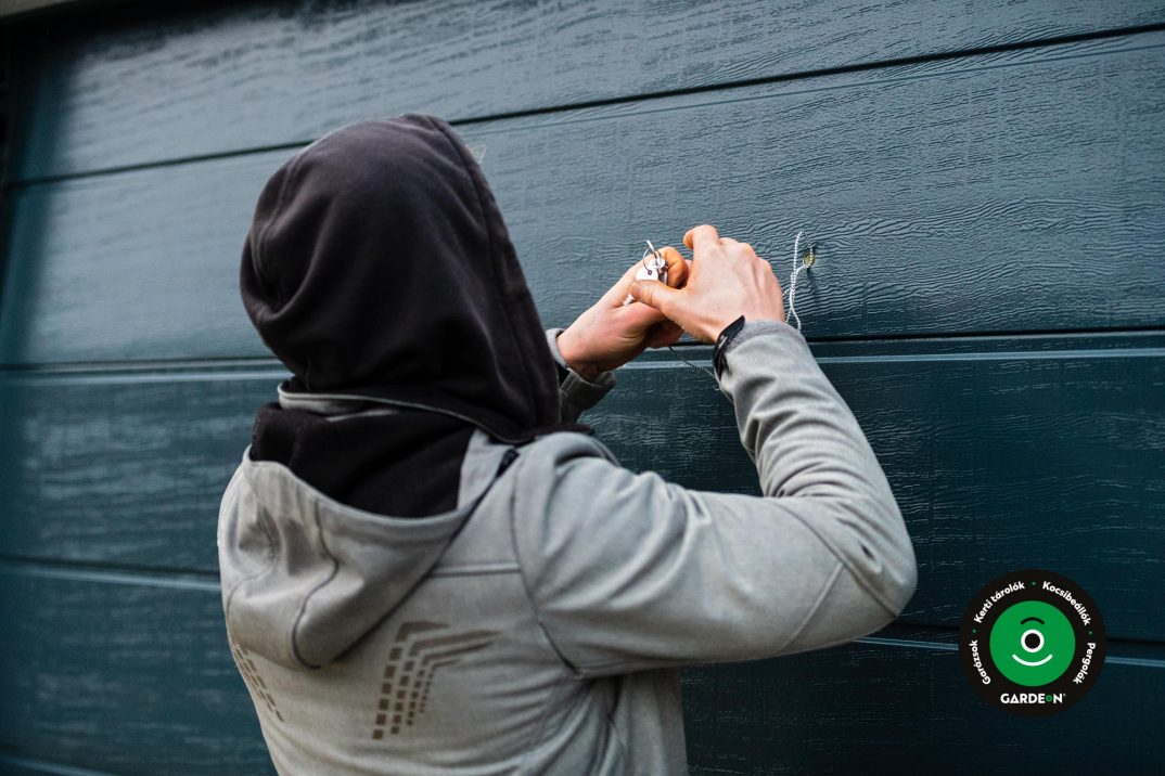 Szerelő a garázskapunál