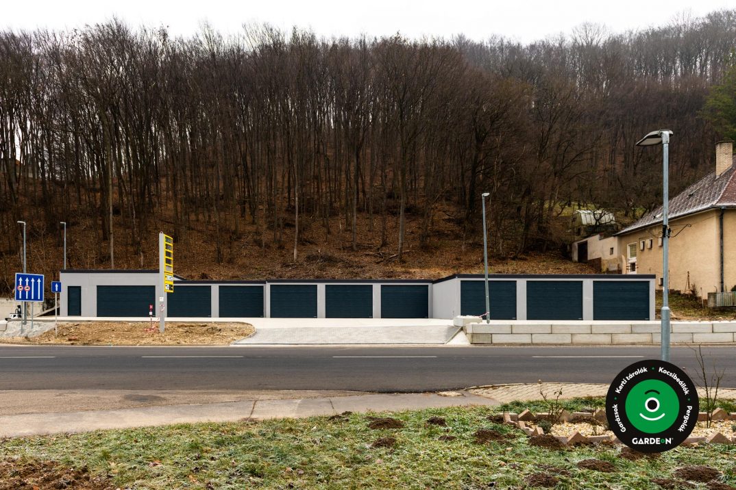 Sorgarázs szürke vakolattal