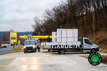 Gardeon teherautók a telepítés napján