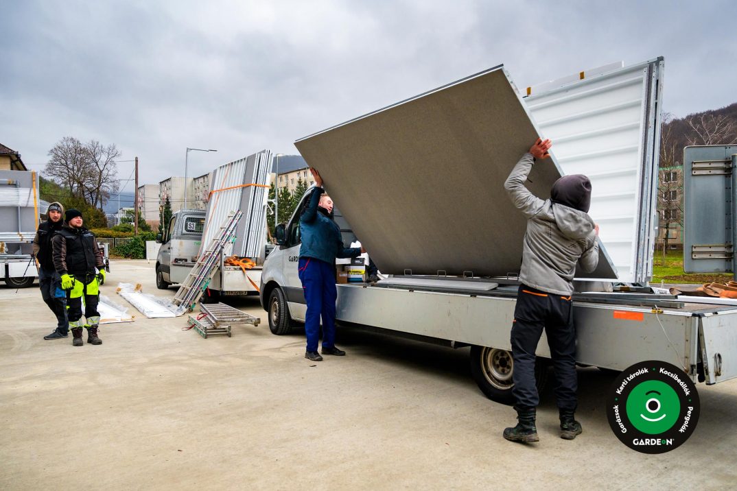 A szerelők kirakodnak