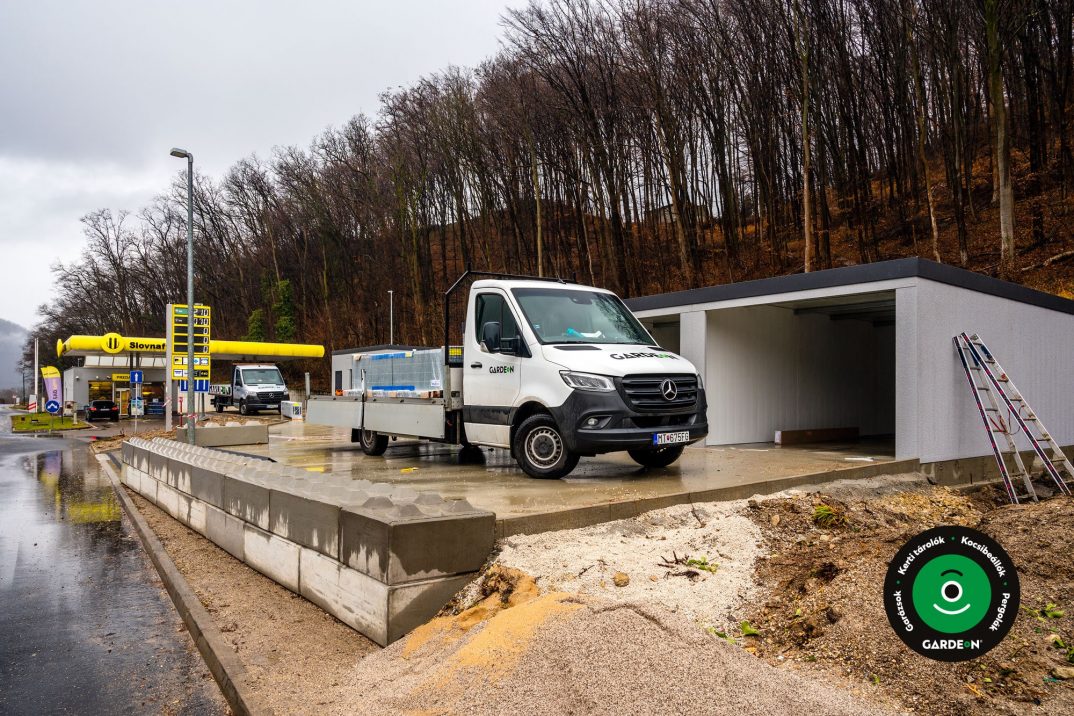 Teherautó a sorgarázs telepítésénél