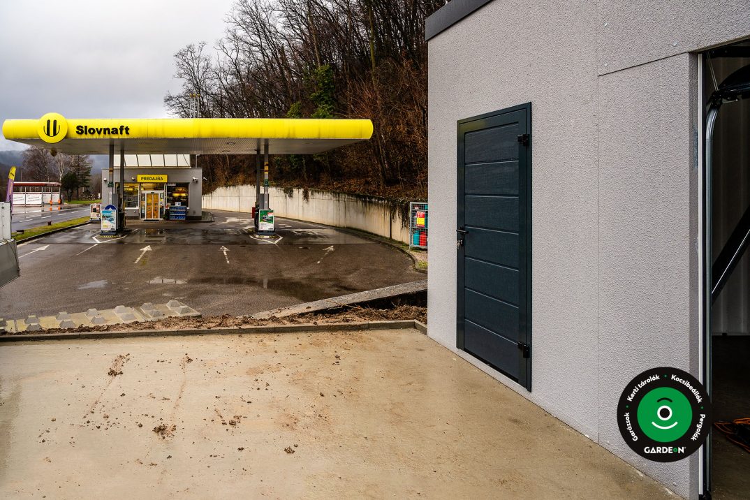 Sötét kapu a sorgarázson