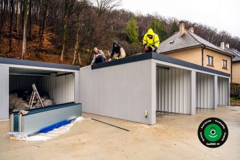 A szerelők a garázstetőt telepítik