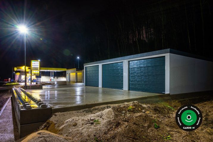 Mobil sorgarázs a Slovnaftnál éjszaka