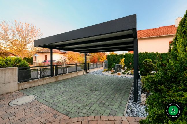 Tágas előtető szép környező kerttel