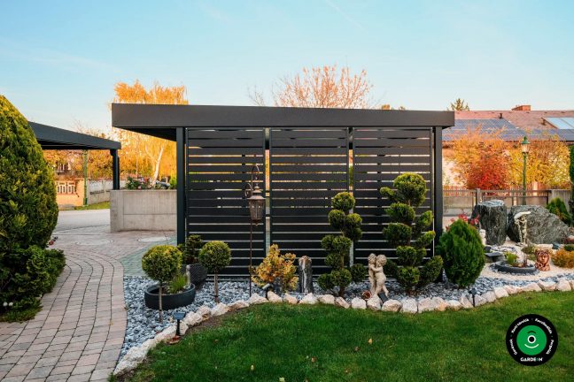 Az előtető oldalfala díszcserjékkel és kaviccsal