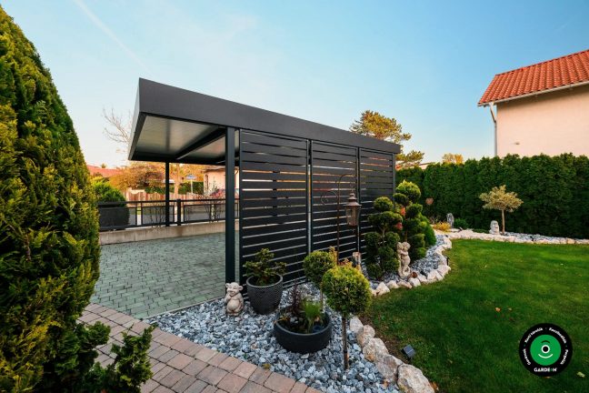 Előtető a kert mellett díszfákkal és sziklakerttel