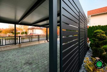 Az előtető oldalsó paneljének részlete kilátással a kertre