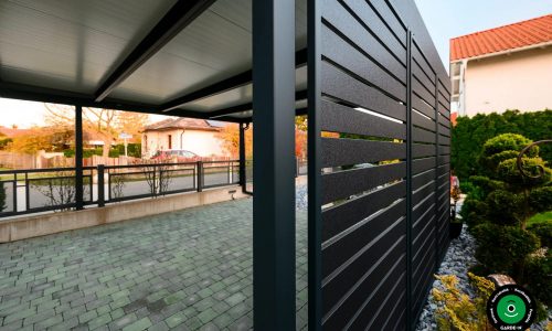 Az előtető oldalsó paneljének részlete kilátással a kertre