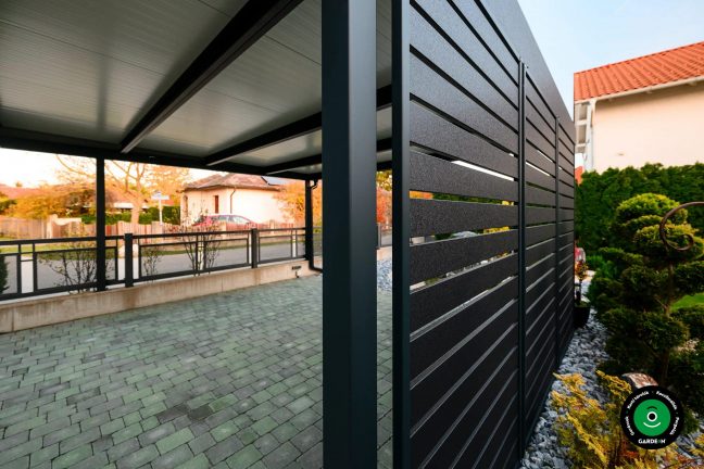 Az előtető oldalsó paneljének részlete kilátással a kertre