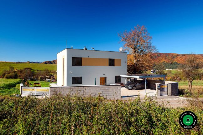 Kétállásos autóbeálló modern stabil szerkezettel