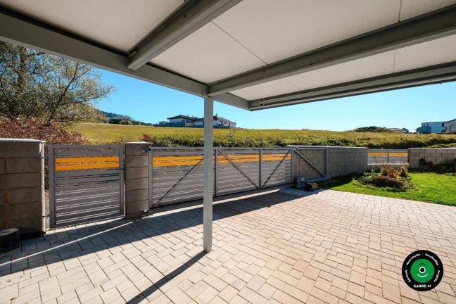 Univerzális autóbeálló két autó számára modern megjelenéssel