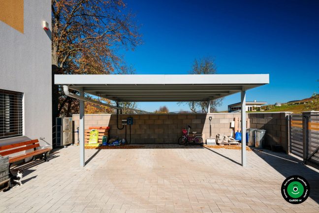 Tágas autóbeálló két jármű számára családi ház mellett