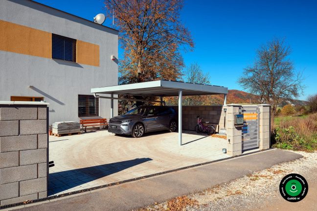 Modern dupla autóbeálló stabil fémszerkezettel