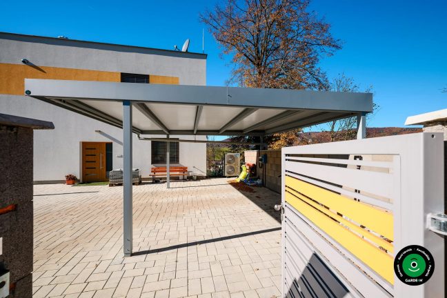 Autóbeálló két autó számára tartós tetővel