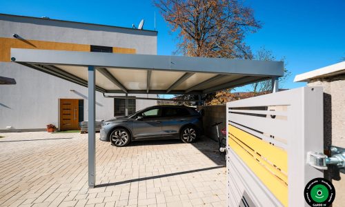 Elegáns autóbeálló két jármű számára minimalista dizájnnal