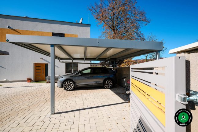 Elegáns autóbeálló két jármű számára minimalista dizájnnal