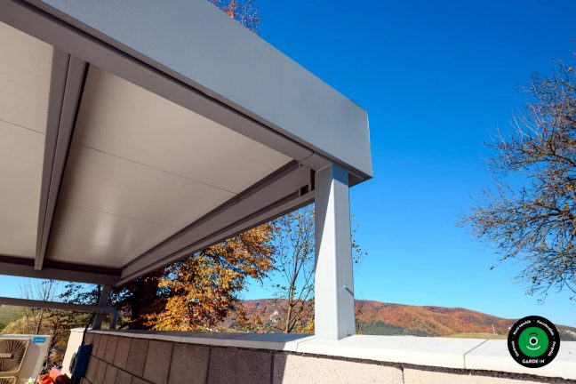 Dupla autóbeálló rendezett külső térben