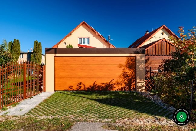 Előtető garázskapuval modern minimalista kivitelben