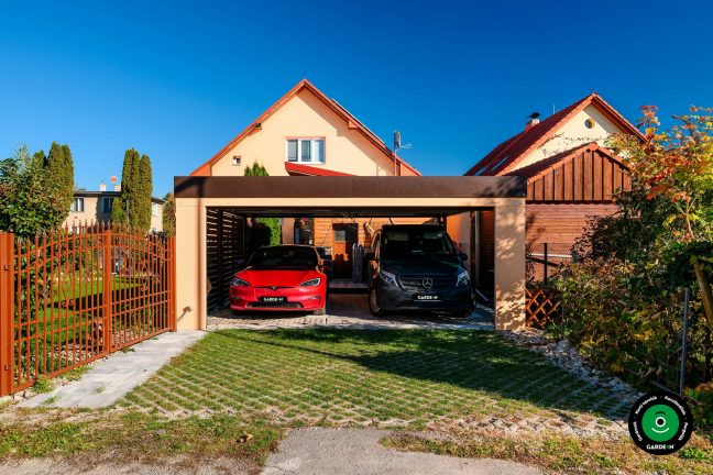 Fedett előtető garázskapuval stabil fémkerettel