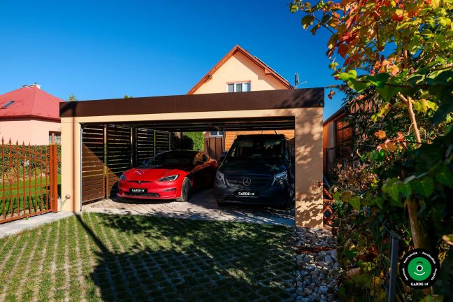 Tágas előtető integrált garázskapuval és tetőszerkezettel