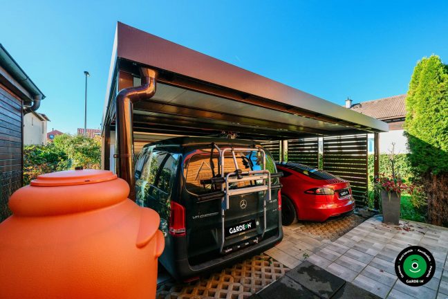 Modern előtető kapuval és oldalsó szerkezeti panelekkel