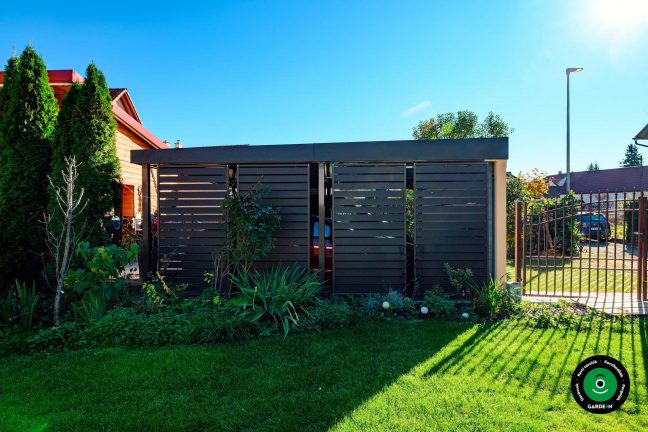 Fedett tér garázskapuval járművek védelmére