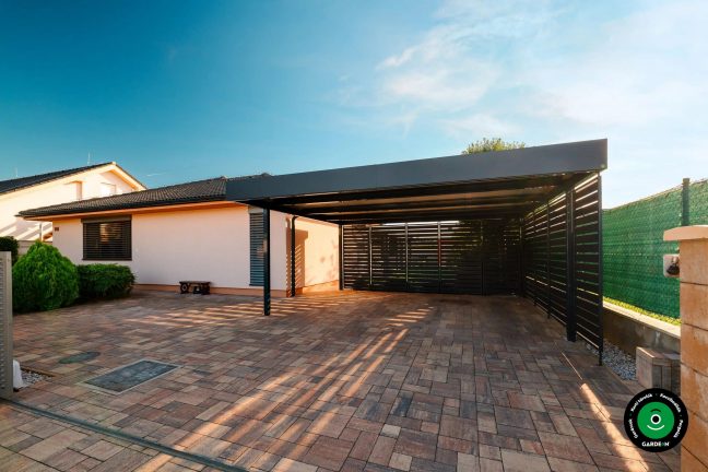 Modern autóbeálló sötét fém szerkezettel