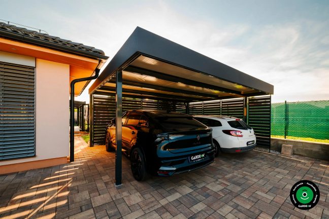 Fedett autóbeálló a ház mellett két parkoló autóval