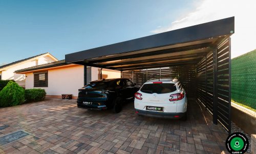 Autóbeálló fekete és fehér autóval a stabil tető alatt