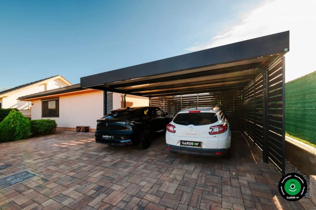 Autóbeálló fekete és fehér autóval a stabil tető alatt