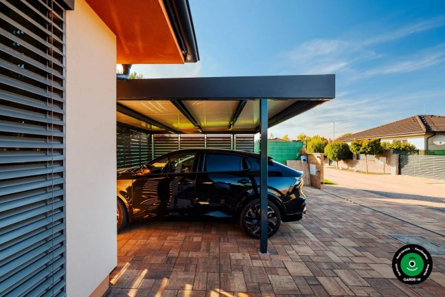 Modern kocsibeálló családi ház mellett két jármű számára