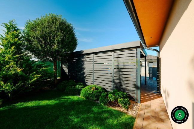 Tágas autóbeálló lamellás burkolattal