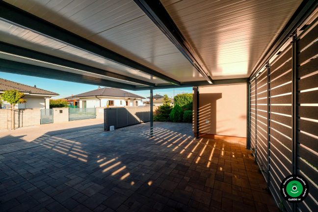 Elegáns autóbeálló oldalsó lamellákkal és burkolt felülettel