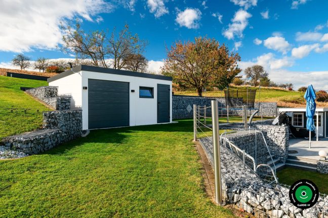 Modern garázs gabionos környezeti megerősítéssel