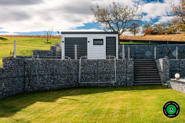 Terasz feletti garázs rendezett gabionfalakkal