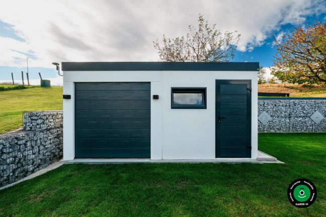 A garázs előfala kapuval ablakkal és sötét ajtókkal