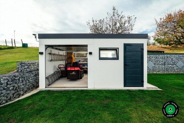 Garázs nyitott kapuval és belül tárolt szerszámokkal