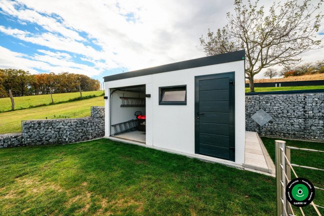 Garázs fűnyíróval, létrákkal és polcos tárolóhellyel