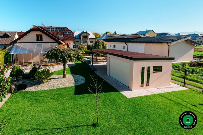 Garázs előtetővel amely zárt és fedett teret egyesít