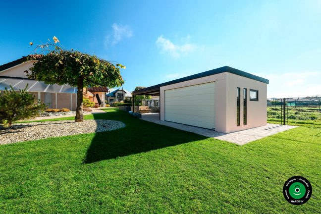 Modern garázs oldalsó előtetővel autó parkolásához