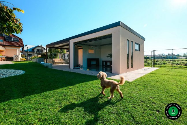 Garázs és előtető kombinációja praktikus tárolótérrel