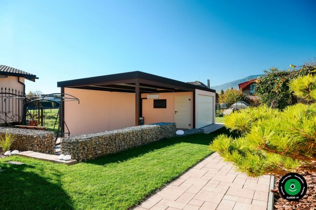 Garázs fedett előtetővel több jármű védelmére